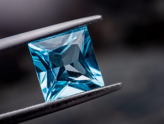 Topás, ako drahokam, ktorý odhalil jed v nápoji?!